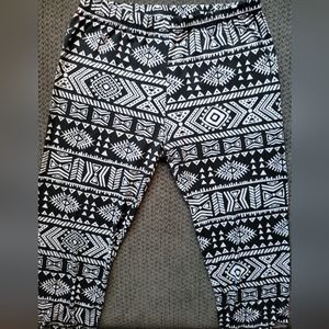 Bobbie Brooks Black and White Tribal Leggings Size Medium